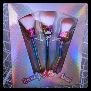 Paris Hilton makeup brush set